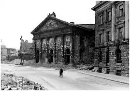 Berlin Mitte 1945 St Hedwigs Kathedrale Am Bebelplatz Rechts Dresdner Bank Zentrale 1889 1945 Im Alten Banken Viertel Deutschla World War Two World War World