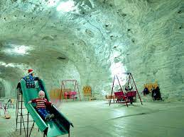 Situata la doar 15 km de onesti, in localitatea tg ocna, acesta salina reprezinta un inedit punct de atractie, de relaxare si nu in ultimul rand un veritabil centru de una peste alta, merita sa iti rupi cateva ore din program pentru a vizita salina de la targu ocna.iar daca mergi in scopuri terapeutice, am. Mina Salina Din Targu Ocna Hotel Dobru