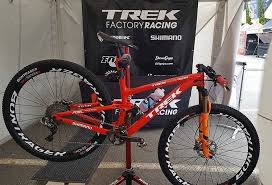 Nave Do Piloto Anton Cooper Trek Equipada Com Rodas Bontrager Carbon E Suspensao Fox Kashima Nave Demais Kashima Foxkashima Treks