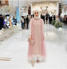 Belajar bahkan menghafal bacaan akad nikah bagi calon pengantin pria memang penting. 5 Inspirasi Hijab Dan Outfit Untuk Acara Pernikahan Kumparan Com