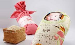 اليابانيون يرسلون لأقاربهم أكياس أرز لعناقها عوضاً عن الأطفال خلال الوباء |  الميادين