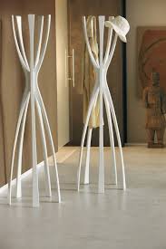 Porte Manteau Sur Pied Contemporain En Metal En Noyer Flamingo By G Carollo Porada Porte Manteaux Mobilier De Salon Contemporain Salon Contemporain