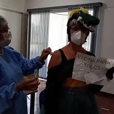 Pessoas alérgicas devem tomar a vacina? Professora Toma 1Âª Dose De Vacina Contra Covid Vestida Com Fantasia De Jacare Em Sao Jose Dos Campos Vale Do Paraiba E Regiao G1