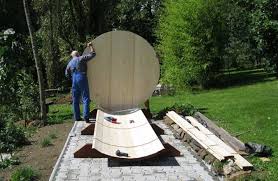 Ein Saunafass Wird Aufgebaut Fotostory Und Interview In 2020 Saunafass Sauna Sauna Selbst Bauen