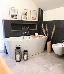 Aus stoff mit holzrahmen, einfaches und leichtes, einfach zu speichern und platz speichern. Pampasgras Als Dekoration Im Badezimmer