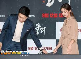 Lahir dan dibesarkan di korea selatan, dia kuliah di institut seni seoul. Kim Myung Min Manners To Remove Hyeri Chair