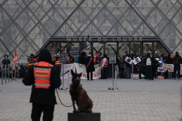 The Louvre and other Paris museums to close a protest concerns grow | AP News