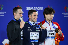 Simone Cerasuolo è il nuovo re dei 50 rana! ? Storica medaglia d'oro per  l'Italia ai Mondiali di nuoto di Singapore! ? @federnuoto @simonecerasuolo