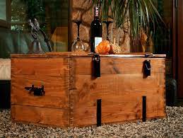 coffre de voyage en bois ancien table basse de campagne table basse chalet bois malle table basse