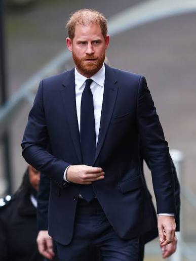 Prince Harry arrived at the High Court today for his trial against the  publisher of the Daily Mail, entering via a side entrance rather than the  main front doors 🔗 Link in