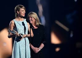 Taylor swift will be playing at the 55th academy of country music awards on wednesday (sept. Taylor Swift S Mom Presents Her With The Acm Awards Milestone Award It S A Truly Touching Moment