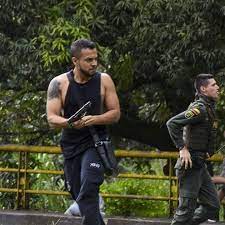 Andrés escobar habló luego de haber sido identificado como uno de los civiles que han disparado contra los manifestantes en cali. Vuz8vqdl7bxnzm