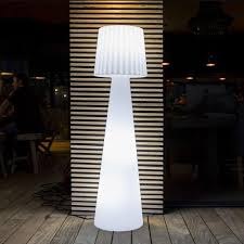 Suivez le guide sur intérieurs.fr ! Lampadaire Lumineux Design Filaire Abat Jour Ondule Pour Exterieur Ecl Lumisky Com