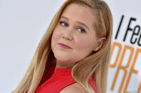 Actress selena gomez and comedian amy schumer pose with the hollywood. Amy Schumer Ihr Mann Ist Unheilbar Krank