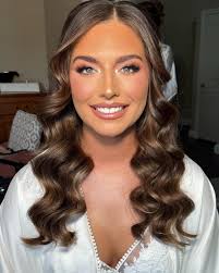 Adriana Mejía makeup and hairstyle