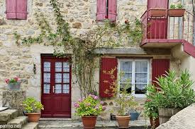 Photo D Une Facade Coloree Dans Le Village De Saint Pierreville En Ardeche Facade Maison Couleurs Maison Chalet En Pierre