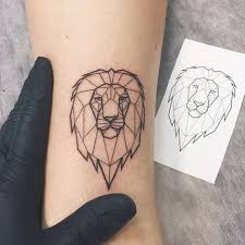 Lion Tattoo Meaning Lion Tattoo Ideen Fur Manner Und Frauen Mit Fotos Geometrische Lion T Geometric Lion Tattoo Geometric Animal Tattoo Simple Lion Tattoo