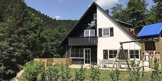 This type of dwelling is suited to the conditions of the black forest: Ferienhaus Lohmuhle Riesiges Ferienhaus Fur 20 Personen Schwarzwald Lounge