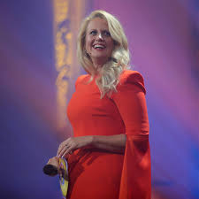 Bei der hochzeit nahm sie. Barbara Schoneberger Splitterfasernackt Im Schaumbad Brigitte De