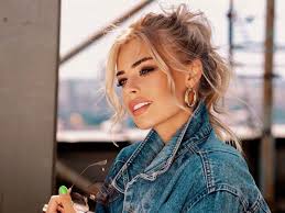 Александр зинченко сделал предложение своей избраннице. Legendia Girl Zinchenko Posted In Instagram Photo With Cristiano Ronaldo The Gal Post