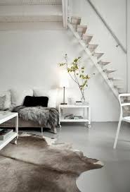 Dann komm ins einrichtungshaus und wähle deinen favoriten aus. Kuhfell Teppich Im Wohn Oder Schlafzimmer Verlegen Home Interior Design House Design