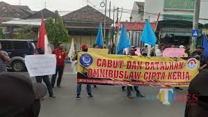 201882 barang ditemukan dalam masker & penyaring. Aksi Buruh Di Jombang Nilai Jokowi Gagal Berpihak Ke Buruh Jatim Times