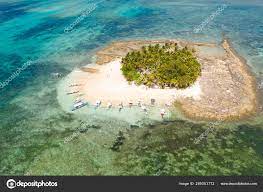 居亚姆岛，锡亚尔高，菲律宾。小岛有棕榈树和白色沙滩. — 图库照片©TaianaNur＃285001772
