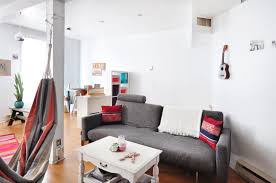 Signé par l'un des designers les plus influents de notre siècle, yoo montréal propose 96 studios, condos et penthouses à vendre. A Laidback Montreal Studio Apartment Studio Apartment Home Decor Tiny Spaces