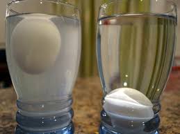 ما هي التجربة التي تثبت ان الماء المالح اكثر كثافة من الماء العذب إسألنا