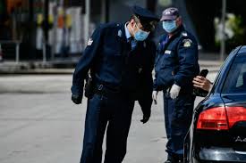 Σε ιχ επιτρέπονται δυο άτομα πλέον του οδηγού εκτός αν πρόκειται για οικογένεια, ανήλικα ή άτομα που χρήζουν βοήθειας. Lockdown Posa Atoma Epitrepontai Sto Aytokinhto Aftodioikisi Gr