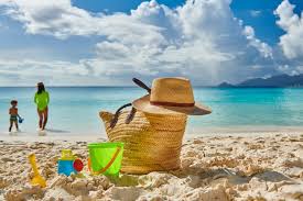 Čo si zbaliť na dovolenku k moru mimo sezóny: Príprava na chladnejšie počasie