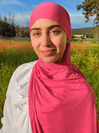 تعلمي كيف تصنعي شدة كلاس بحجاب أنيق