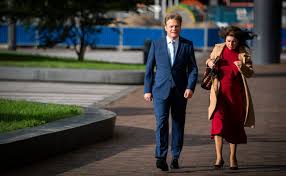 In 2003 werd hij beëdigd als kamerlid waar hij, op een korte onderbreking in 2010 na, nog steeds zit. Ayfer Koc Vrouw Van Pieter Omtzigt Laakt Arrogantie Van De Macht Nrc