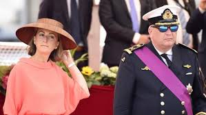 Sa jeunesse est marquée par la guerre et par l'image d'une mère atteinte de tuberculose, qui restera alitée pendant neuf ans. Societes Du Prince Laurent La Princesse Claire A Bel Et Bien Demissionne