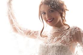 Decidere di indossare l'abito da sposa vintage, della mamma o addirittura della nonna, è una scelta puramente emotiva per la futura sposa. Abito Da Sposa Vintage Ecco I Modelli Unadonna