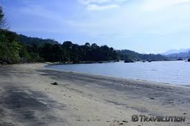 Pelancong sering terpesona dengan pemandangan pantai pasir hitam berhampiran air hangat dan kuala teriang tetapi penerangan geologinya amat mudah. Top 9 Beaches In Langkawi