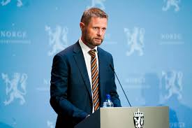 Bent høie (born 4 may 1971) is a norwegian politician from the conservative party who has been minister of health and care services since 16 october 2013. Bent Hoie Advarer Hvis Smitten Oker Mye Ma Vi Stenge Landet Igjen E24