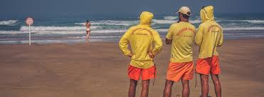 La jeune femme devient sauveteur en mer. Maitre Nageur Sauveteur Le Beesan Et Le Caepmns