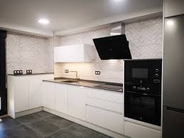 Cambiamos tu encimera en vizcaya, guipúzcoa, alava, cantabria y burgos. Cocina Moderna Blanca Con Electrodomesticos Negros Tienda De Cocinas En Leon Novely Cocinas