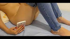 ESPAÑOLA SE MASTURBA VIENDO PORNO EN SU MOVIL - XVIDEOS.COM