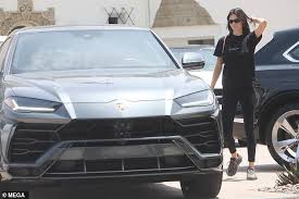 Fakat kardashian, bu aracın tamamen kürk ile kaplanmasını istemiş. Kendall Jenner Splashes Out On An Extravagant 210k Lamborghini Suv Kendall Jenner Kendall Jenner Car Kendall