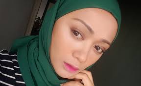 Pengarah drama azmi hatta menafikan pertunangannya dengan aktres elly mazlein telah berakhir ekoran hubungan itu dikatakan berantakan. Elly Mazlein Berbaik Dengan Azmi Hatta Ini Respon Faye Kusairi Iluminasi