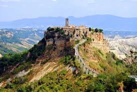 The medieval borough of civita di bagnoregio, known as 'the dying village' is located on top of a rocky spur of tufa 70 metre high which is crumbling slowly but surely in time. Visita A Civita Di Bagnoregio La Citta Che Vive Sempre In Partenza