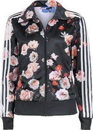 Unser adidas damen jacke blumen test hat gezeigt dass das verhltnis von preis und leistung des genannten produkts die redaktion sehr berzeugen konnte. Adidas Jacke Mit Blumen Online