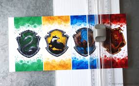 Die gewinnspiele finden sie auch in unserem wöchentlichen newsletter, oft ein weniger früher als auf der webseite. Free Printable Harry Potter Hogwarts House Bookmarks Artsy Fartsy Mama