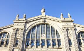 Shortly after, it was rebuilt three times to increase the size of the station due to increasing traffic. Der Bahnhof Paris Nord