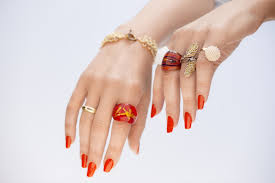 Jeśli jest to pierścionek zaręczynowy, pierścionek, na którym poznajesz rozmiar, musi być noszony na serdecznym palcu prawej ręki. Znaczenie Pierscionkow Na Palcu Blog Bizutik