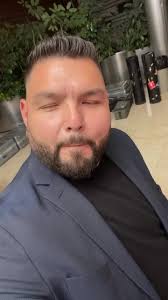 Carin Leon Como Hermanos