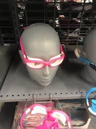 Isospora Belli Twitterissa J Suis A Decathlon Rayon Piscine Un Ptit Garcon Met Des Lunettes Roses Le Papa Bien Solide Sur Ses Appuies Hey Mais Tu Vas Pas Mettre Ca C Est Pour