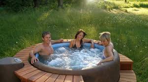 حمام سباحة للبيوت الصيفية 69 صورة حمام سباحة خارجي من البلاستيك أو مركب داخلي أحواض مسبقة الصنع في تصميم المناظر الطبيعية